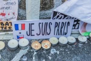 Paris Place de la Républiqe - L'hommage de la population aux victimes des attentats du 13 novembre 2015 - Photo © Franck Chazot
