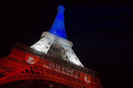 Illuminations de la Tour-Eiffel aux couleurs du drapeau de la France - Hommage victimes attentats du 13 novembre 2015 à Paris - Photo © SETE - E.Livinec