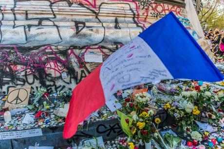 Paris Place de la République - L'hommage de la population aux victimes des attentats du 13 novembre 2015 - Photo © Franck Chazot