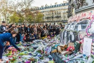 Paris Place de la Républiqe - L'hommage de la population aux victimes des attentats du 13 novembre 2015 - Photo © Franck Chazot