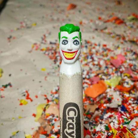 Il s’amuse à transformer des Crayola en personnages célèbres : Star Wars, Adventure Batman…. Il s’amuse à transformer des Crayola en personnages célèbres : Star Wars, Adventure Batman….