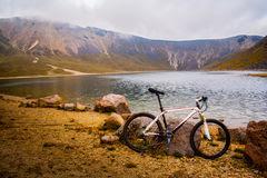 Un bob bleu rayé de blanc - Un minuscule inventaire Un bob bleu rayé de blanc - Un minuscule inventaire