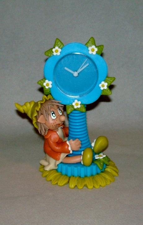 Horloge avec p'tite elfe en porcelaine froide Horloge avec p'tite elfe en porcelaine froide