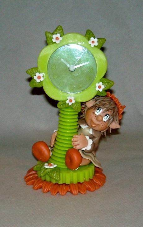 Horloge avec p'tite elfe en porcelaine froide Horloge avec p'tite elfe en porcelaine froide