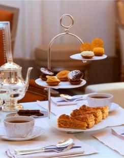 Histoires de Couronnes au Plaza Athénée Histoires de Couronnes au Plaza Athénée