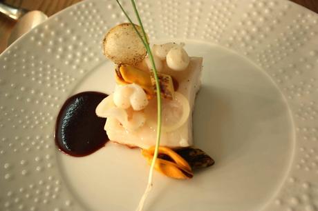 Turbot, moules de Bouchot, oignon, jus au vin rouge © P.Faus Turbot, moules de Bouchot, oignon, jus au vin rouge © P.Faus