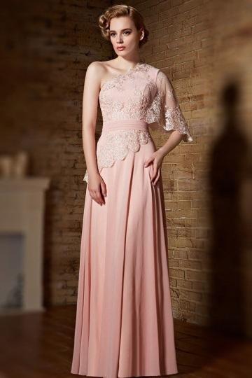 Porter la robe asymétrique-un atout fort pour se distinguer Robe rose dentelle asymétrique pour concert.jpg