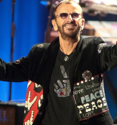 Ringo Starr vend le tout premier exemplaire du White Album
