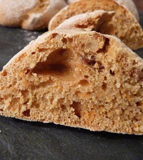 Broinhas de natal (petits pains sucré portugais aux fruits secs pour noël) Broinhas de natal (petits pains sucrés portugais aux fruits secs pour noël)