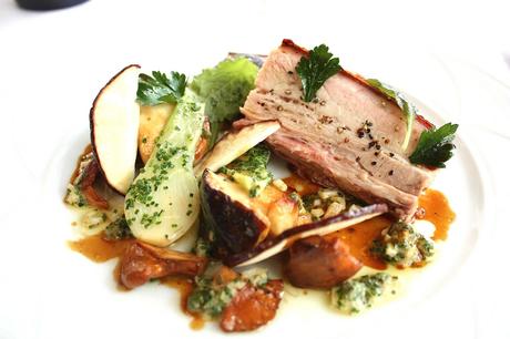 Lard crousti-fondant, girolles, grenailles et oignons… © P.Faus Lard crousti-fondant, girolles, grenailles et oignons… © P.Faus