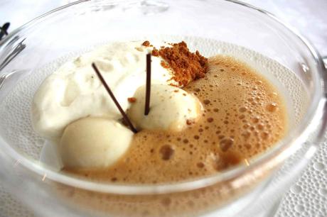 Poire conférence, speculoos, émulsion caramel © P.Faus Poire conférence, speculoos, émulsion caramel © P.Faus