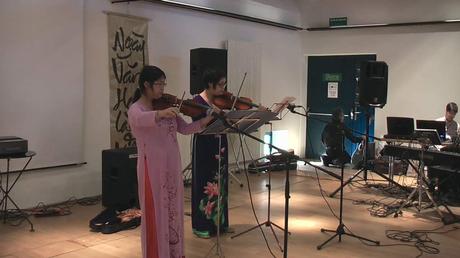 ... ou avec le violon, dont jouent en duo Hoàng Yên et Thanh Vân