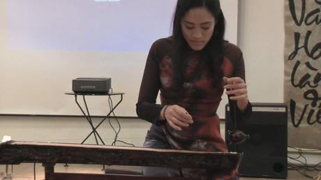 telle la musique avec le dàn bâu thân tre, instrument traditionnel dont joue Minh Nhiên...