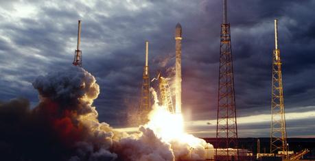 Falcon 9 de SpaceX réussit son atterrissage à la verticale