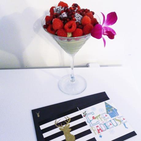 Verrine d'avocat et fruits dans un verre à Martini Verrine d'avocat et fruits dans un verre à Martini