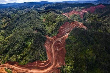 Impact visible d'un des projets miniers à Madagascar Des projets miniers qui souffrent de légitimité sociale et qui s'autorisent des destructions irréversible de la biodiversité unique de Madagascar