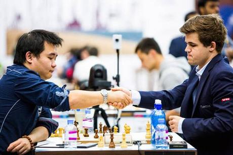 Ronde 5 : Li Chao abandonne au 36ème coup face à Magnus Carlsen - Photo © Katerina Savina