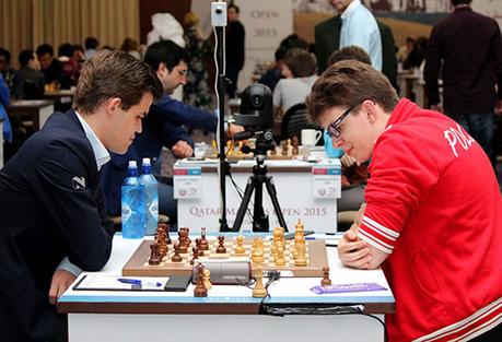 Ronde 4 : le talentueux Jan-Krzysztof Duda reçoit une leçon d'échecs de champion du monde en titre, à Magnus Carlsen - Photo © Katerina Savina 
