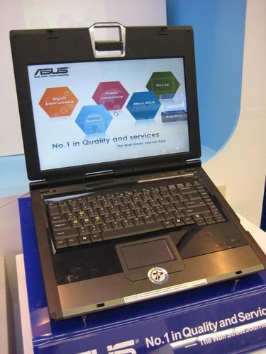 Un laptop Asus avec vidéoprojecteur intégré