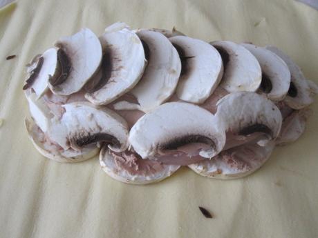 Filet de poulet en croûte/champignons/mousse de canard Filet de poulet en croûte/champignons/mousse de canard