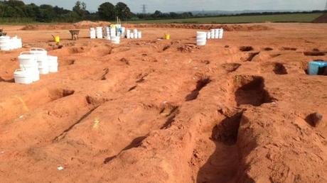 Des tombes médiévales découvertes en Angleterre déconcertent les archéologues