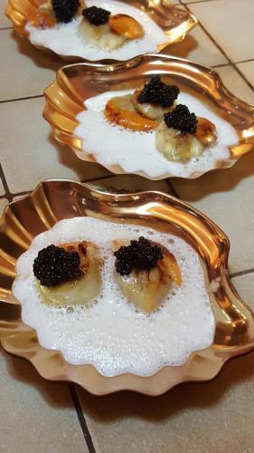 Saint-Jacques à l'émulsion de lard fumé et caviar Saint-Jacques à l'émulsion de lard fumé et caviar