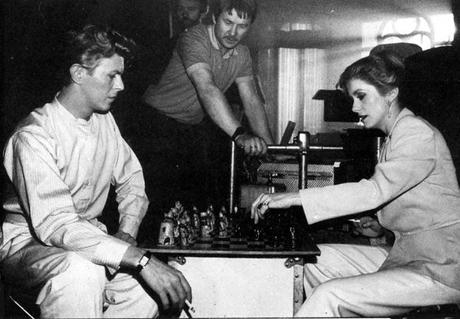 Quand David Bowie jouait aux échecs avec Catherine Deneuve. C'était sur le tournage du film Les Prédateurs en 1982