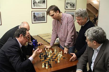 Boris Gelfand analyse avec Ivan Bukavshin sous le regard de Mark Dvoretsky Boris Gelfand analyse avec Ivan Bukavshin sous le regard de Mark Dvoretsky