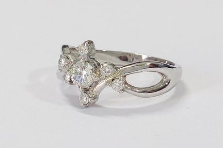 Une alliance en or blanc et diamants pour faire une demande en mariage