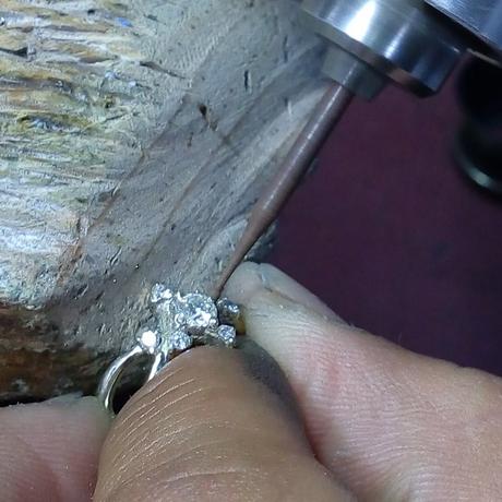 sertissage diamants sur bague en or