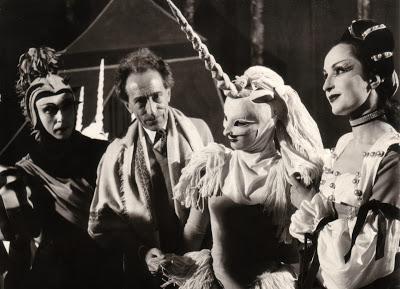 En 1953. Jean Cocteau créait La Dame à la licorne au Theater-am-Gärtnerplatz. La nouvelle exposition du Deutsches Theatermuseum nous le rappelle.