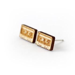 Zoom sur les puces d'oreilles http://www.lesfollesmarquises.com/product/puces-d-oreilles-cassette-audio