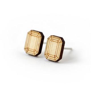 Zoom sur les puces d'oreilles http://www.lesfollesmarquises.com/product/puces-d-oreilles-emeraude