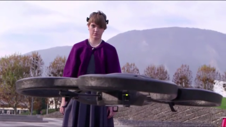 Impressionnant : elle arrive à piloter un drone avec la pensée !
