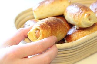 Mini hot dog façon bretzel corbeille pain bretzel saucisse