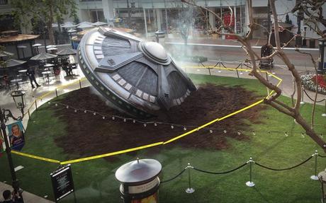 Une soucoupe volante s’écrase sur Los Angeles pour promouvoir la suite de  « The X-Files »