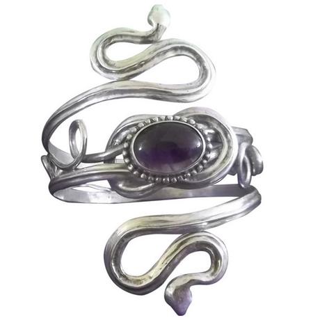 L'atelier d'un artisan joaillier créateur Bracelet de bras joaillerie argent