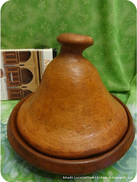 TAJINE DE POULET AUX ABRICOTS SECS / CHICKEN TAGINE WITH DRIED APRICOTS / TAJINE DE POLLO CON ALBARICOQUES SECOS / طاجين الدجاج و المشمش المجفف image