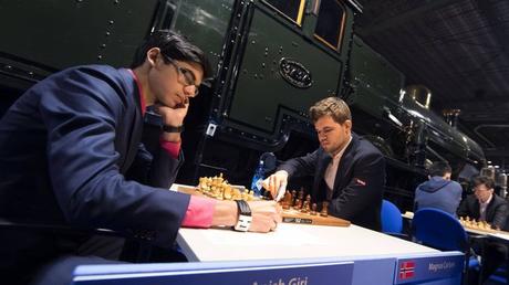 Le champion du monde d'échecs Magnus Carlsen annule avec les Noirs contre Anish Giri - Photo © Alina L'Ami 