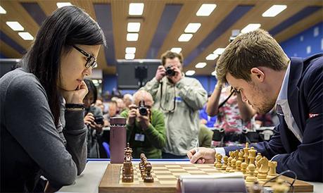 Le champion du monde d'échecs Magnus Carlsen bat la Chinoise Hou Yifan lors de la ronde 11 - Photo © Alina L'Ami Le champion du monde d'échecs Magnus Carlsen bat la Chinoise Hou Yifan lors de la ronde 11 - Photo © Alina L'Ami