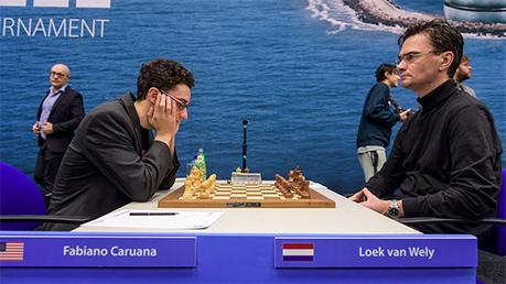 Ronde 12: Fabiano Caruana a joué une belle partie contre le Hollandais Loek Van Wely, conservant intactes ses chances de ravir l'or - Photo © Alina L'Ami Ronde 12: Fabiano Caruana a joué une belle partie contre le Hollandais Loek Van Wely, conservant intactes ses chances de ravir l'or - Photo © Alina L'Ami