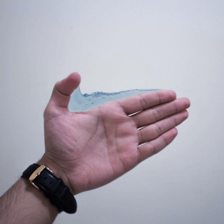 Il utilise ses mains pour réaliser des scènes artistiques bluffantes ! Il utilise ses mains pour réaliser des scènes artistiques bluffantes !