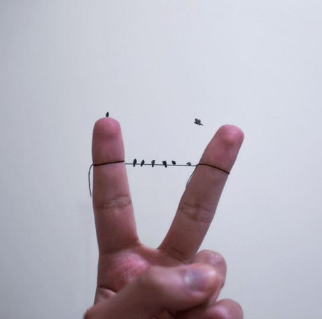 Il utilise ses mains pour réaliser des scènes artistiques bluffantes ! Il utilise ses mains pour réaliser des scènes artistiques bluffantes !