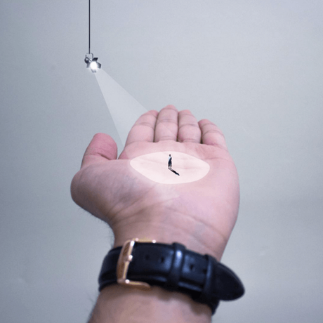 Il utilise ses mains pour réaliser des scènes artistiques bluffantes ! Il utilise ses mains pour réaliser des scènes artistiques bluffantes !