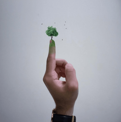 Il utilise ses mains pour réaliser des scènes artistiques bluffantes ! Il utilise ses mains pour réaliser des scènes artistiques bluffantes !