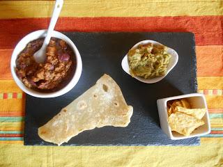 Plateau tex-mex : chili con carne, guacamole et tortillas