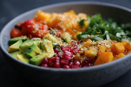 Buddha bowl buddha bowl , huile de coco, avocat , grenade, mangue ,noix de coco