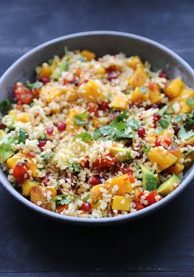 Buddha bowl buddha bowl , huile de coco, avocat , grenade, mangue ,noix de coco