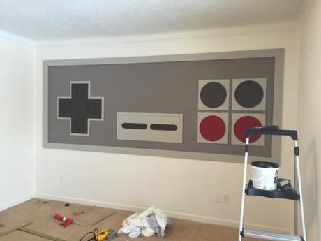 Elle commence par peindre un rectangle gris au mur… Je suis jaloux de cette brillante idée !