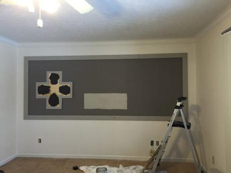 Elle commence par peindre un rectangle gris au mur… Je suis jaloux de cette brillante idée !